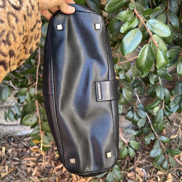 ISAAC MIZRAHI OLIVIA SATCHEL IN SOLID BLACK PEBBLED LEATHER. - Picture 11 of 16